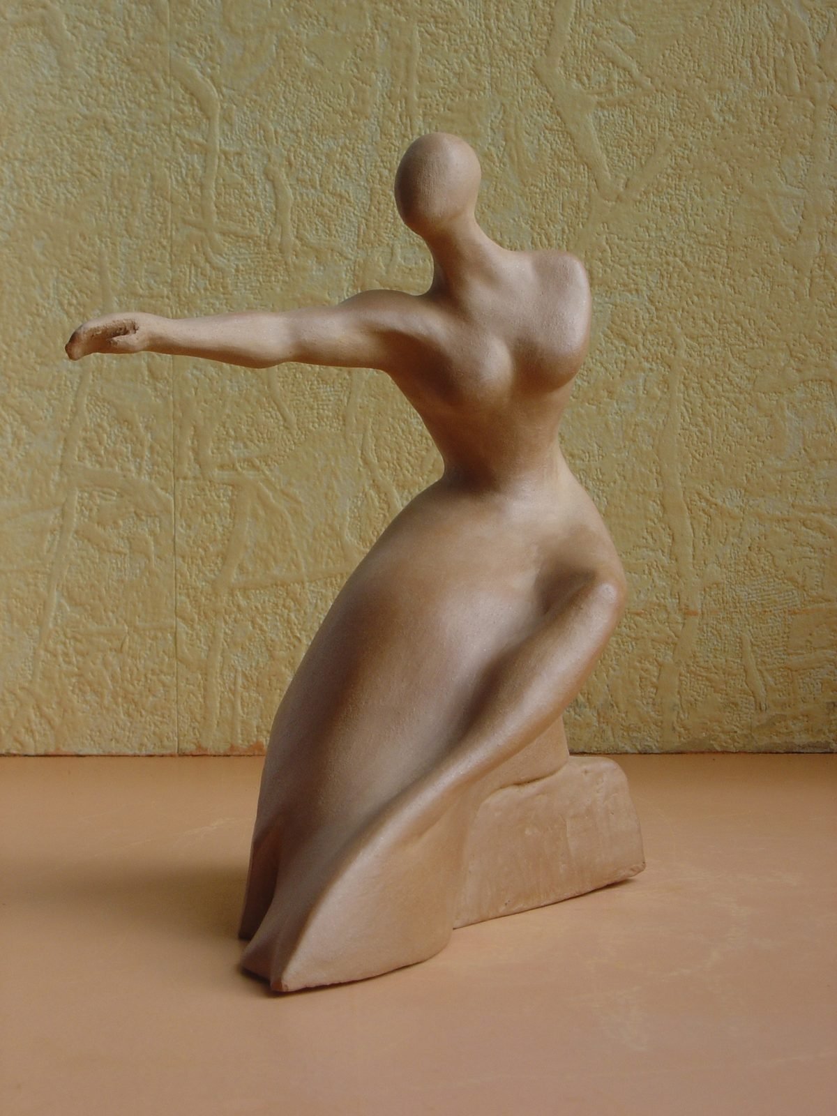 Émergence, sculpture en terre