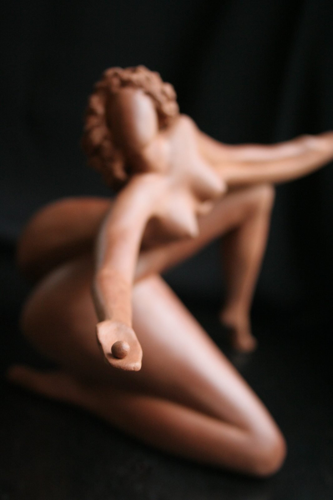 La perle, sculpture en terre
